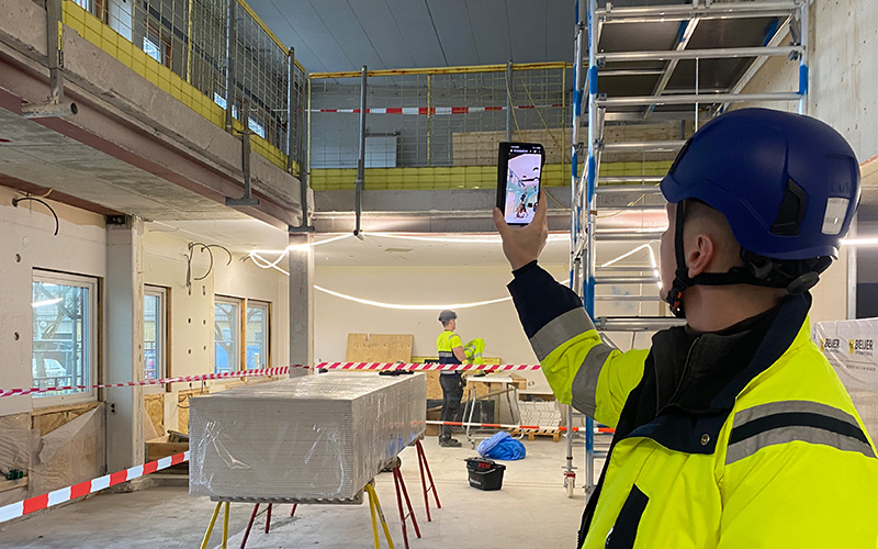 Byggnadschef Karl-Henrik Persson testar VR.